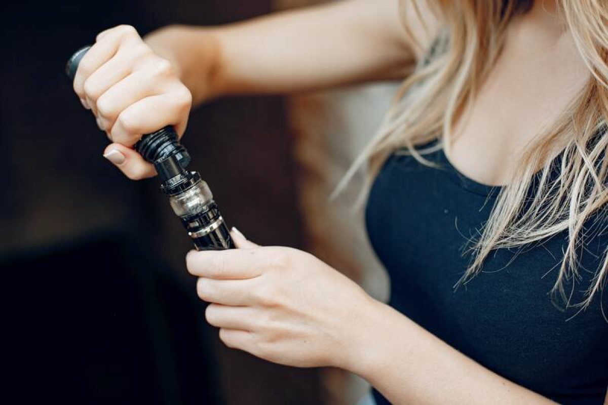 elfbar nachfüll pod läuft aus ADN : la vapoteuse serait aussi dangereuse que la cigarette main image 0