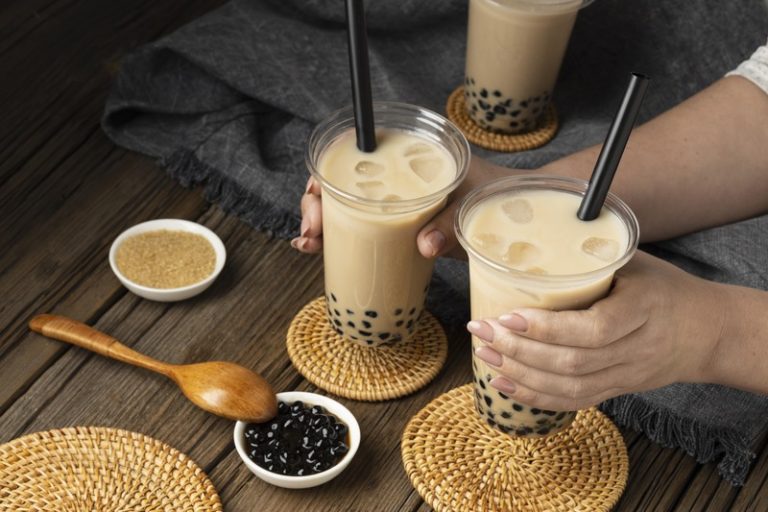 Une jeune fille qui boit deux bubble tea par jour et prend des risques pour sa santé.