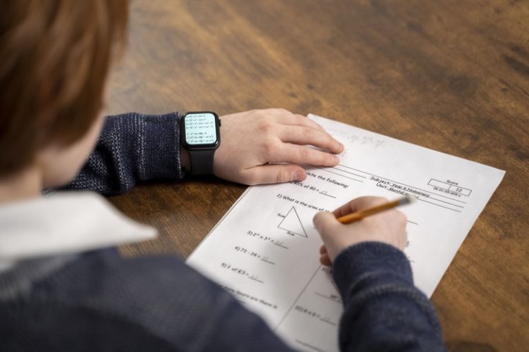 Une enfant en difficulté qui essaye de comprendre un exercice de maths.