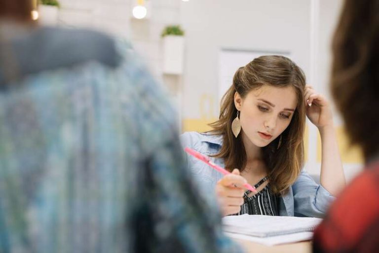 Une jeune femme atteinte de TDAH.