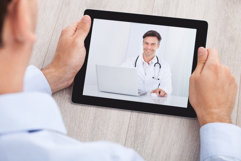 Un patient bénéficiant d'une téléconsultation avec son médecin.