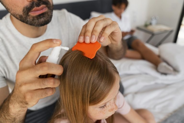 Un père qui essaye de traiter sa fille avec des traitements anti-poux mais les lentes résistent aux produits.