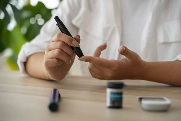 femme diabetique vue de face verifiant son niveau de glucose.