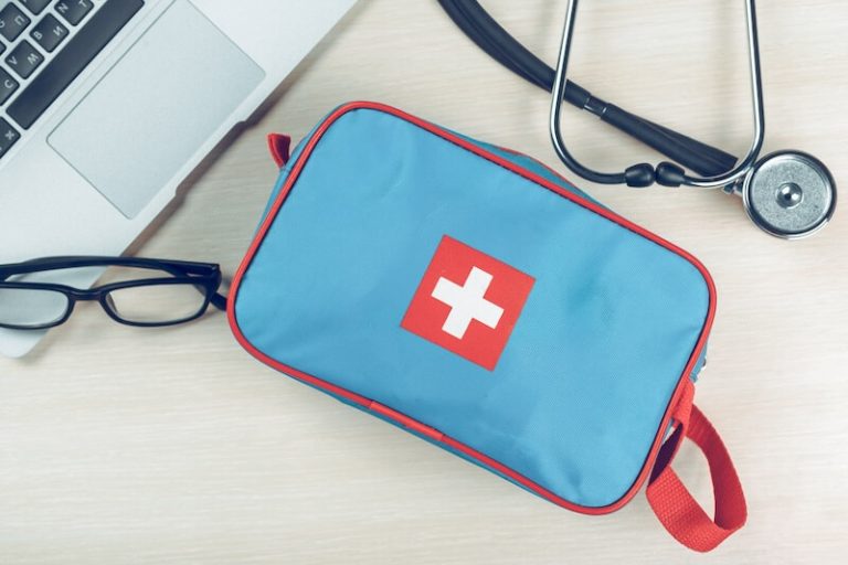Une trousse de premier secours sur le lieu de travail.