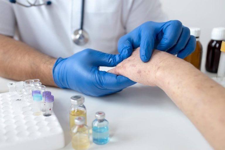 Un médecin qui ausculte une personne de plus de 65 ans atteinte de zona.