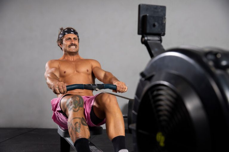 Un sportif en train de faire un exercice de CrossFit