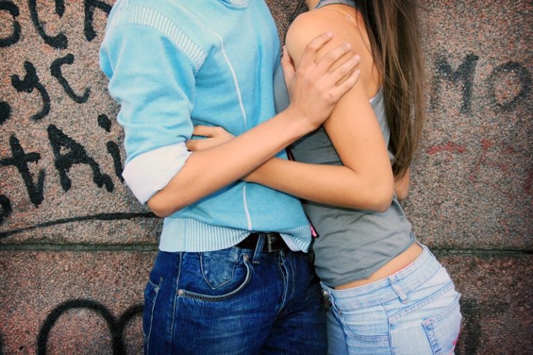 Un couple d'adolescents en train de s'embrasser.