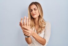 Les mains sont souvent touchées par la polyarthrite rhumatoïde