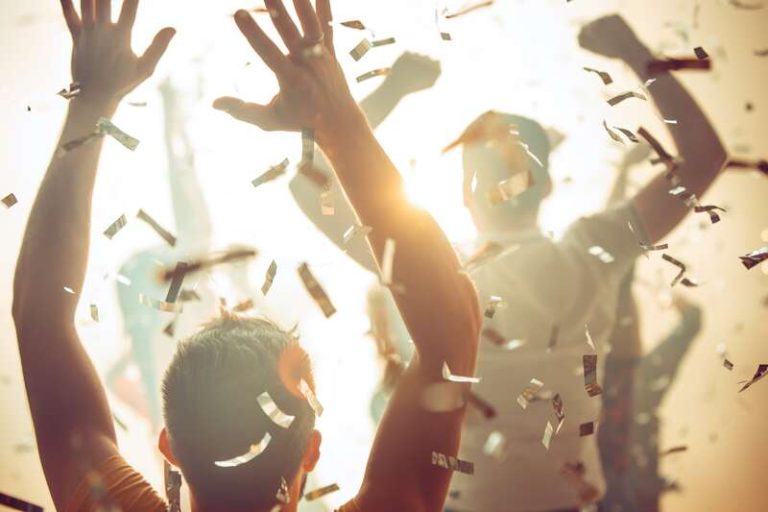 Une bande de jeunes fêtards qui boivent de l'alcool et dansent en plein milieu de la nuit.