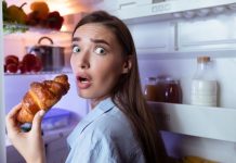Une jeune femme qui se demande si elle doit sauter le petit déjeuner.