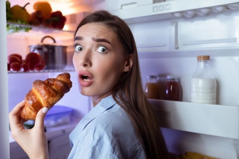 Une jeune femme qui se demande si elle doit sauter le petit déjeuner.