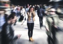 Une femme atteinte de schizophrénie qui fait une crise car elle n'a plus de médicament Zypadhera.