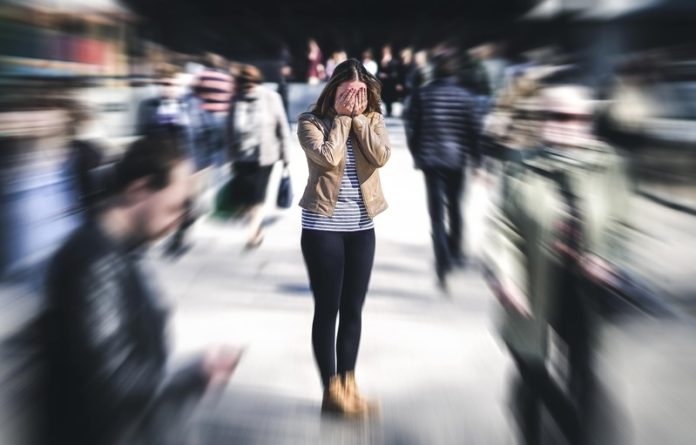 Zypadhera Olanzapine traitement injectable psychotique schizophrénie pénurie tensions Ma Santé Une femme atteinte de schizophrénie qui fait une crise car elle n'a plus de médicament Zypadhera.