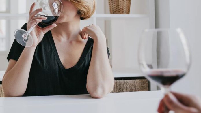 alcool provoque caners oms foie gorge bouche sein boissons cancérogènes Ma Santé Une femme qui boit un verre d'alcool sans savoir qu'il provoque des cancers, notamment du sein.