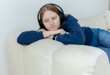 Une femme atteinte d'anhédonie musicale qui ne ressent rien en écoutant de la musique dans un casque.