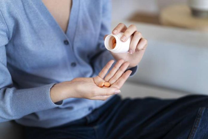 arnaque compléments alimentaires tiktok dangers risques Ma Santé Une femme qui consomme des compléments alimentaires achetés sur TikTok