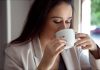 Bien-être : pourquoi le café du matin vous rend-il heureux, selon la science ? Une femme heureuse qui boit un café tous les matins pour être de bonne humeur.