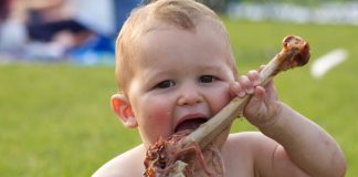 Les « carnivore babies » : une tendance inquiétante qui défie les recommandations pédiatriques Un bébé qui suit le régime carnivore babies et ne mange que de la viande.