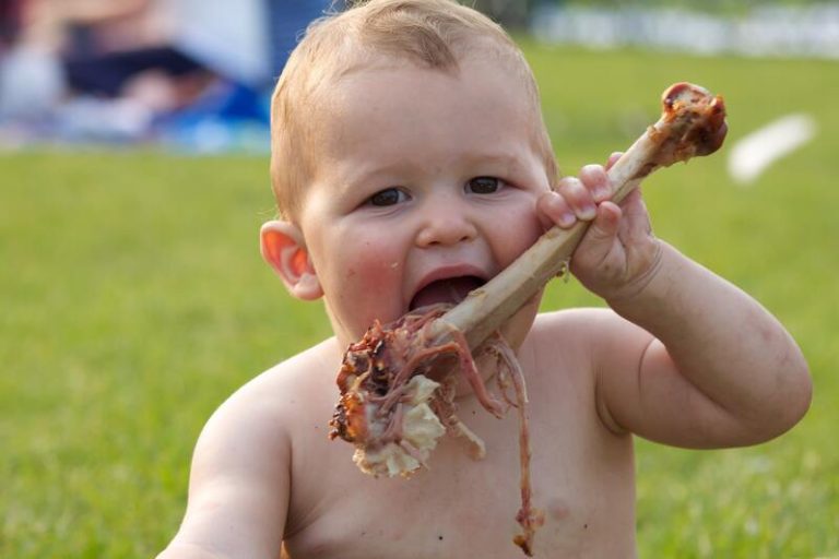 Un bébé qui suit le régime carnivore babies et ne mange que de la viande.
