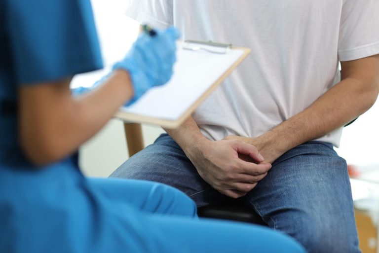 Un homme chez le médecin pour des troubles de l'érection.
