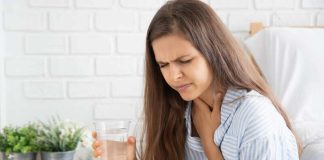 5 techniques qui marchent pour arrêter le hoquet Une femme qui n'arriva pas à arrêter son hoquet.