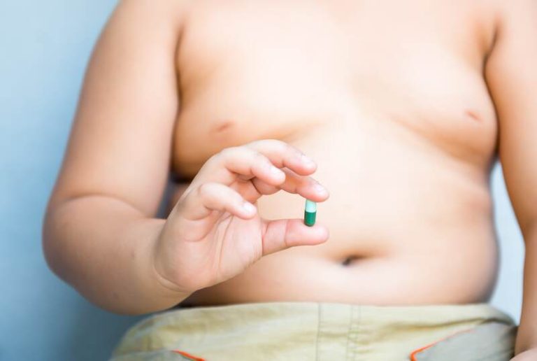 Un homme obèse qui essaye de maigrir grâce aux nouveaux médicaments anti-obésité.