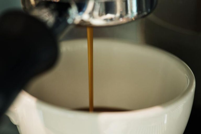 Une tasse qui se remplit de décaféiné.