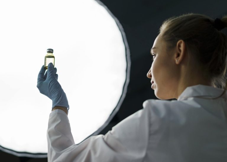 Une chercheuse qui étudie le nouveau vaccin préventif contre le virus du sida.
