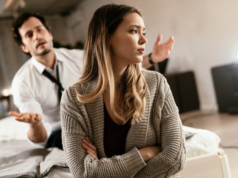 Un couple qui se sépare au retour des vacances.