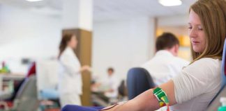 Don du sang : le délai réduit à deux mois après un tatouage ou un piercing Une femme tatouée qui donne sang.