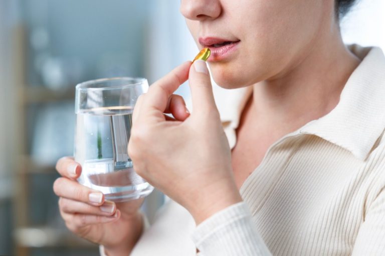 Une femme qui consomme des gélules contentant son propre placenta.