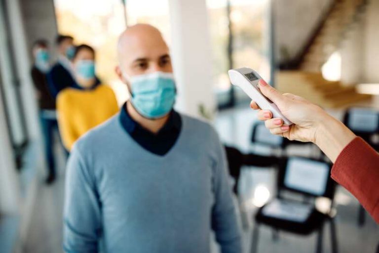 Un homme se rend en laboratoire pour vérifier s’il est porteur de l’hépatite A.