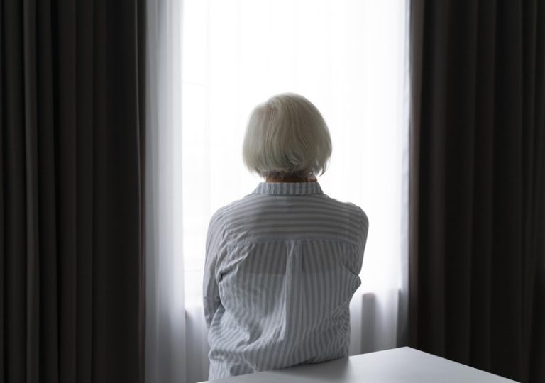 Une personne âgée qui souffre de la solitude.