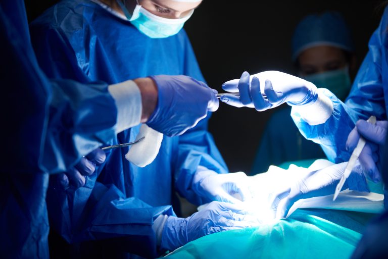 Une équipe de chirurgiens en train de réaliser la nouvelle technique de chirurgie bariatrique : le SADI-S.