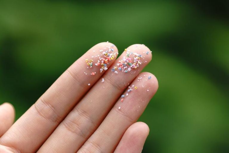 Une femme qui montre les milliers de microplastiques dans l'air.