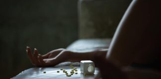 Nitazènes : ces opioïdes illicites ultra-puissants provoquent décès et overdoses Une femme qui a fait une overdose après avoir pris des nitazènes.