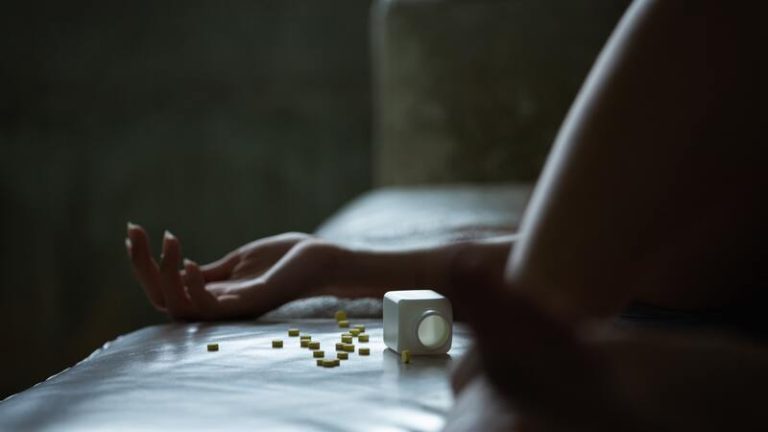 Une femme qui a fait une overdose après avoir pris des nitazènes.