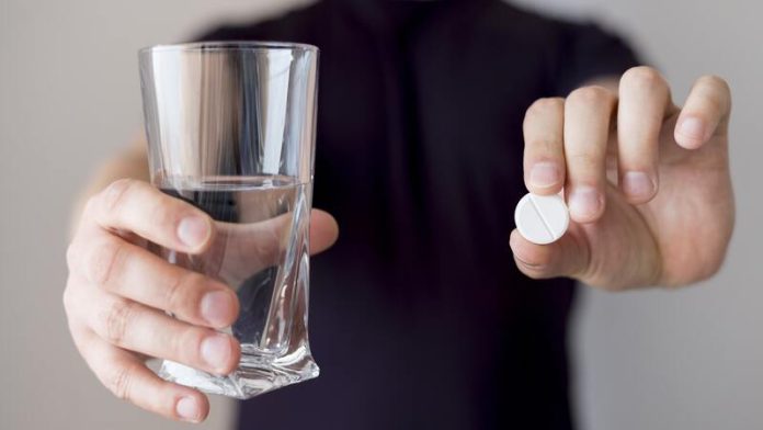 pastilles hydratation électrolyte canicule forte chaleur minéraux essentiels Ma Santé Un homme qui consomme des pastilles d'électrolytes pour s'hydrater plus rapidement.