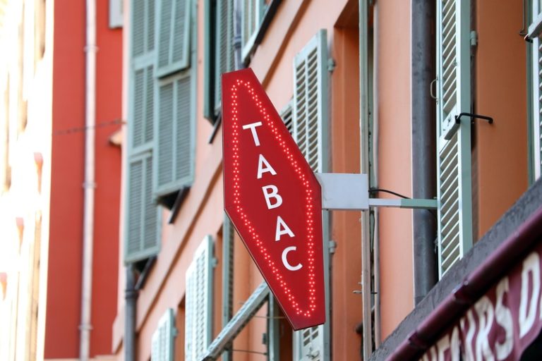 Une enseigne de bureau de tabac qui n'a pas changé les prix des paquets de cigarettes.