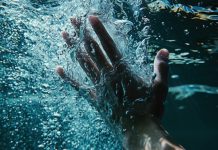 Un homme, sous l'eau, en train de se noyer.