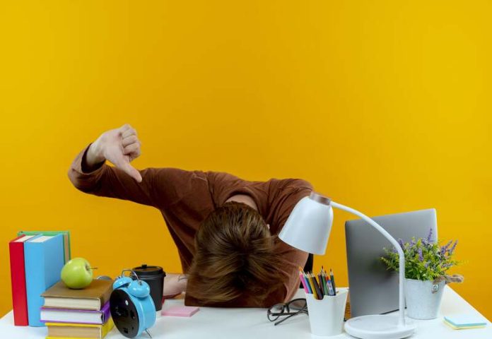 rentrée scolaire blues de la rentrée travail retour de vacances déprime dépression saisonnière Ma Santé Un homme qui a un coup de blues à la rentrée.