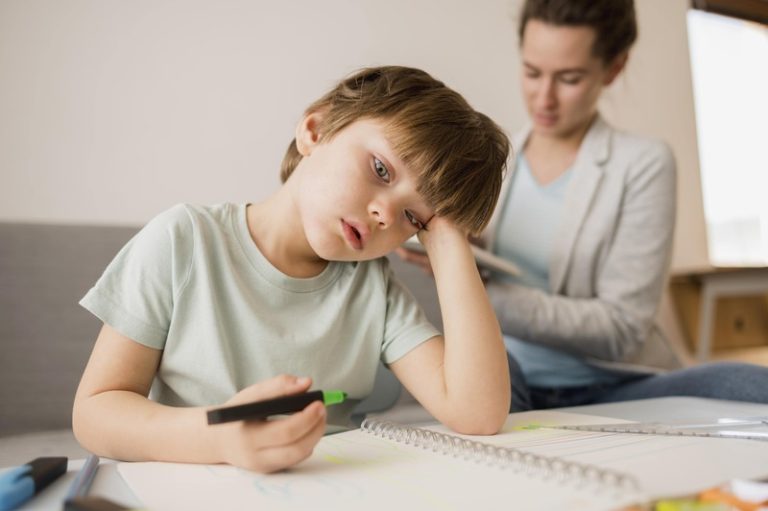Un enfant qui peine à retrouver le rythme de l'école à cause d'une trouble de la concentration.