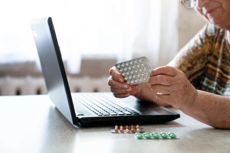 Une femmequi commande ses médicaments sur des sites de pharmacies en ligne.