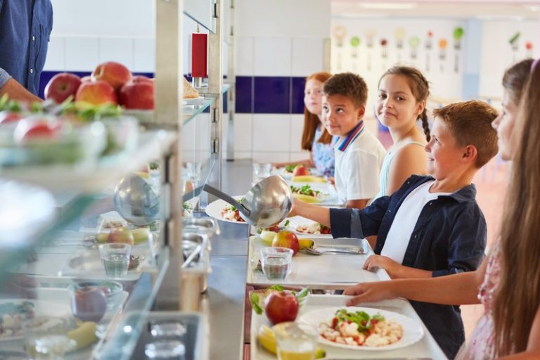 Des enfants en train de se servir à manger dans une cantine scolaire où l'on ne sert plus de thon en boîte à cause du mercure.