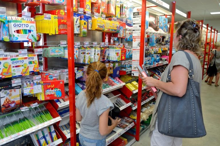 Une mère qui est en train d'acheter les fournitures pour la rentrée scolaire de sa fille.