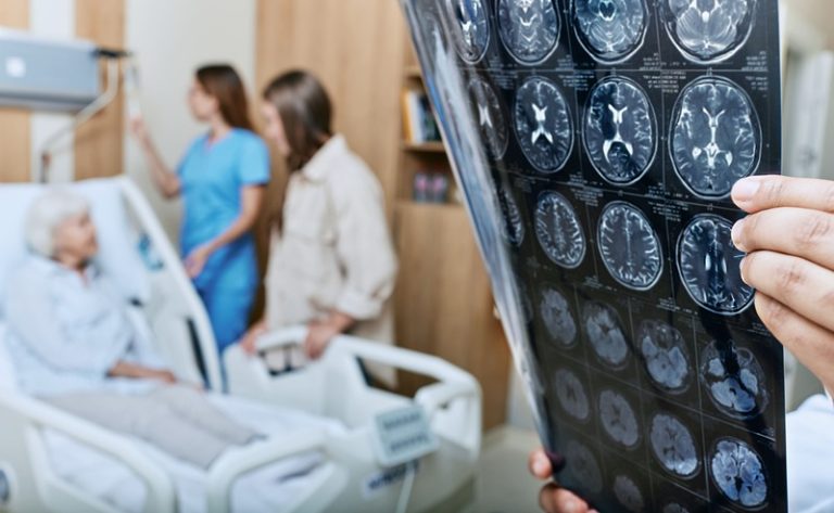 Un médecin qui étudie les potentiels traitements pour soigner l'azlheimer de son patient.