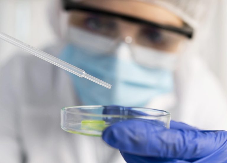 Une médecin qui participe aux recherches du vaccin contre le cancer colorectal et le cancer du pancréas.