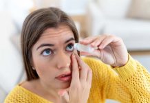 Une femme atteinte de presbytie qui utilise le nouveau traitement.
