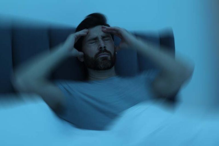 Un homme qui souffre seul et en silence d'une migraine sévère.