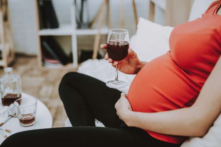 Une femme enceinte qui boit de l'alcool met en danger son bébé.